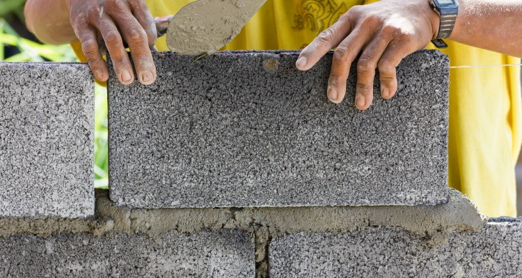 operaio cementa blocchi per muratura da rivestimento facciavista per esterni