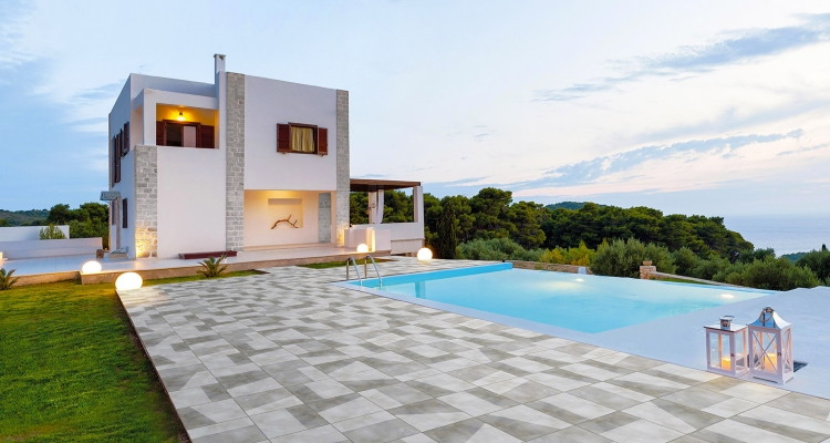moderna villa con piscina esterna piastrelle younique effetto cemento